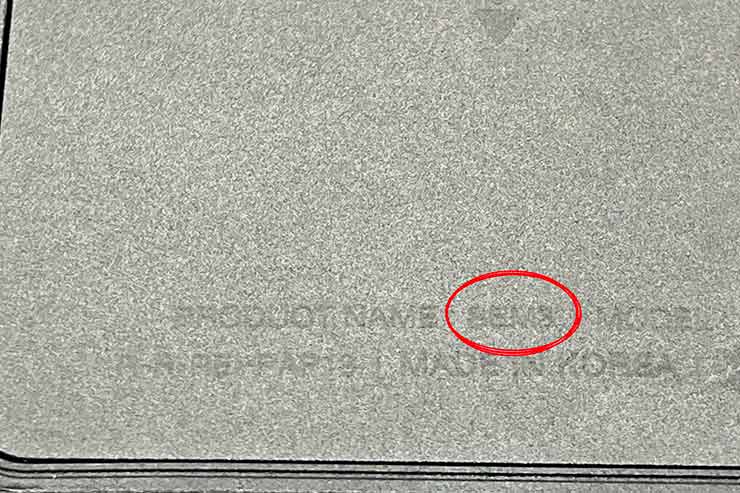 赤丸で囲んだ部分にモデル名が刻印されています